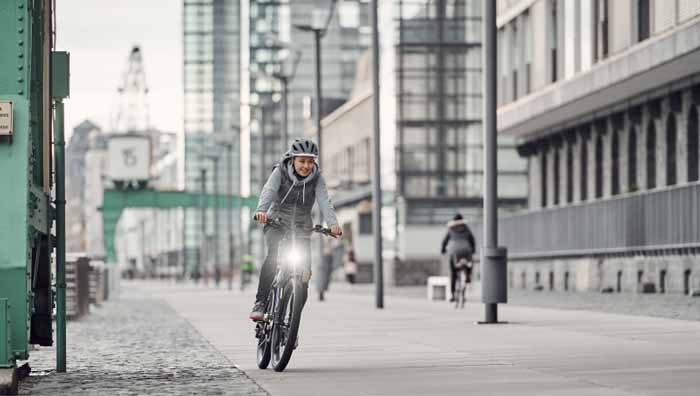 Radfahrerin mit Tagfahrlicht