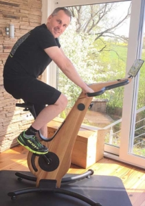 Das Bild zeigt den Nohrd Bike Ergometer mit Tester